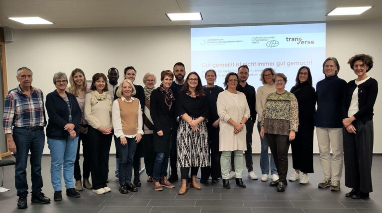 Gruppenfoto bei LED-Veranstaltung vor Projektionswand in Konferenzraum