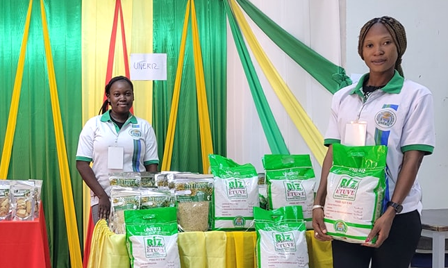 Two women present RIZ ETUVE rice bags at a non-profit exhibition booth