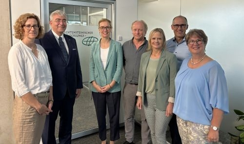 Visit by the Foreign Minister to the LED