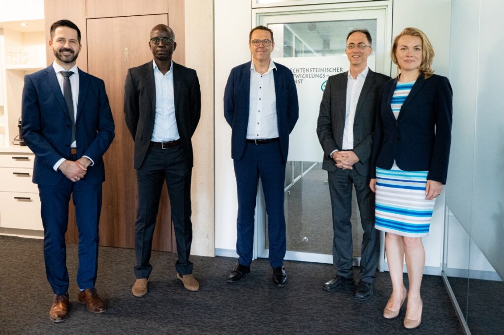 Five professionals stand in an office hallway at Liechtensteinischer Entwicklungsdienst headquarters.