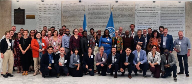 Gruppenfoto von LED-Teilnehmenden vor FAO-Wand mit blauem FAO-Banner