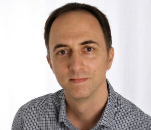 Porträt eines Mannes vor hellem Hintergrund, sachlich und direkt