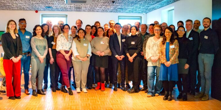 Gruppe von Menschen bei einem LED-Event in einem modernen Raum