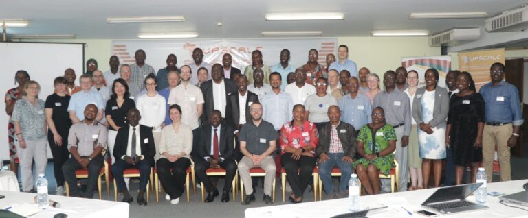 Gruppenfoto von Teilnehmenden und LED-Vertretenden bei einer Fachveranstaltung im Saal