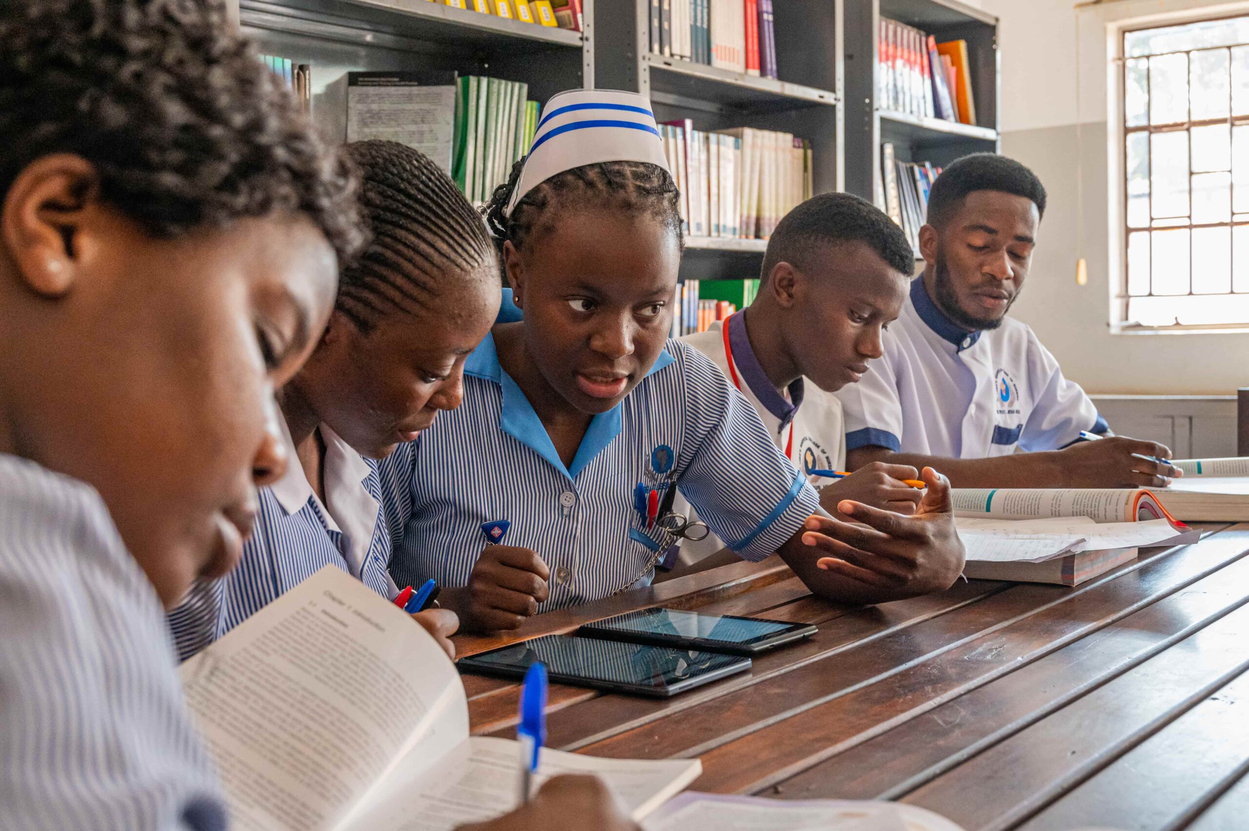 Junge Medizinstudenten studieren gemeinsam in einer Bibliothek.
