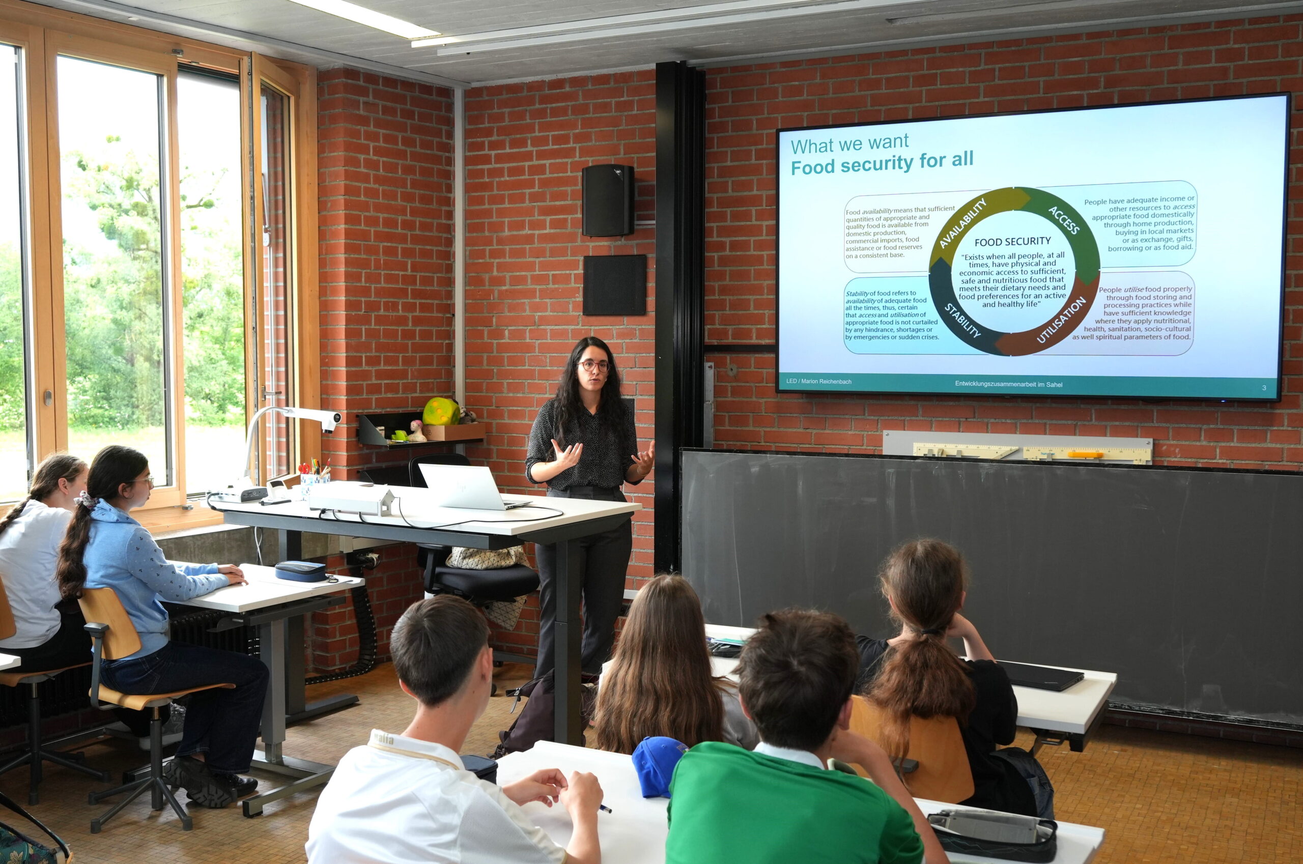 Dozentin präsentiert vor Studierenden über Ernährungssicherheit im Klassenzimmer