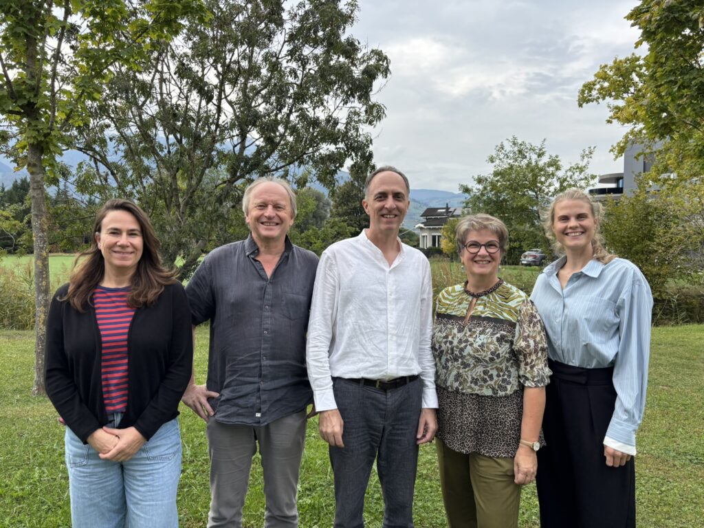Drei Frauen und zwei Männer auf einem Gruppenfoto